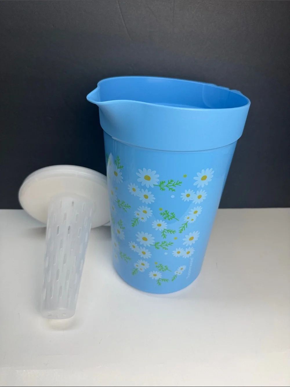 Tupperware 1 Gallon Daisy Beverage Pitcher w/ Infuser Diffuser Blue